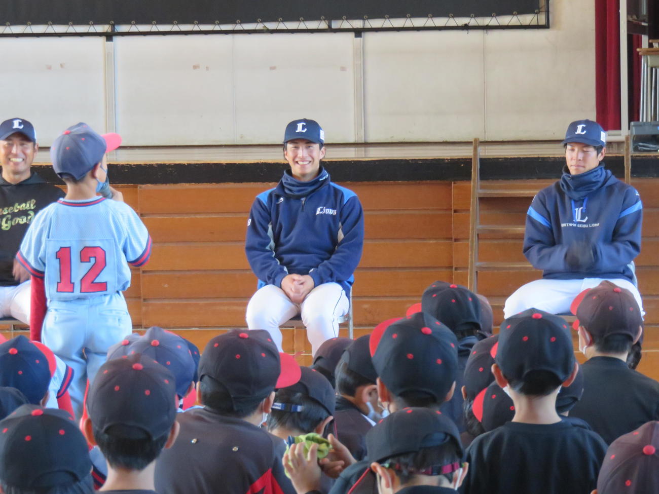 少年野球チームの子どもたちからの質問に笑顔を見せる西武山野辺（右）と森脇（中央）。左は赤田外野守備走塁コーチ