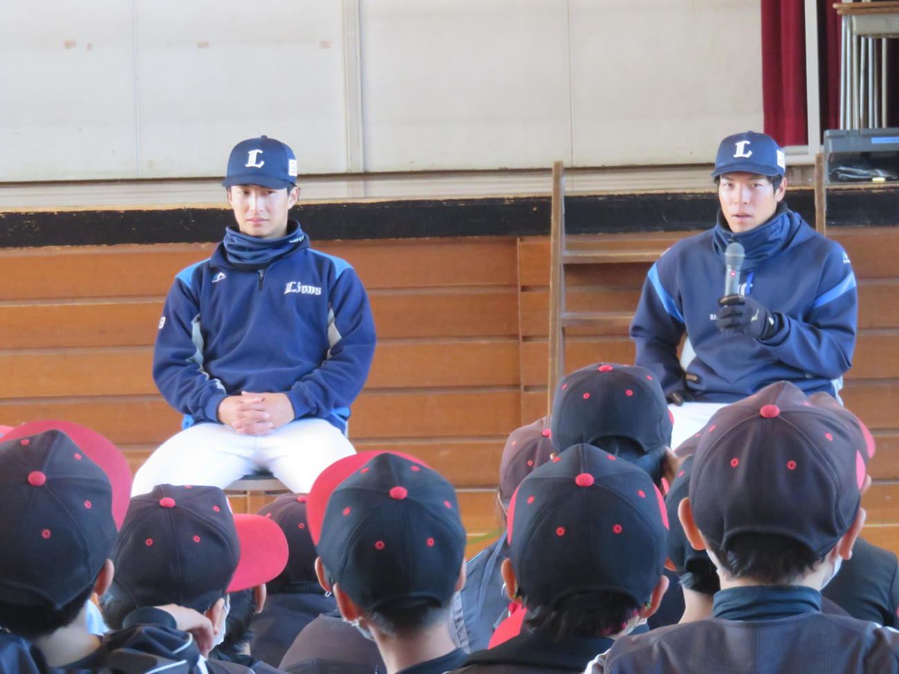 少年野球チームの子どもたちからの質問に答える西武山野辺（右）と森脇