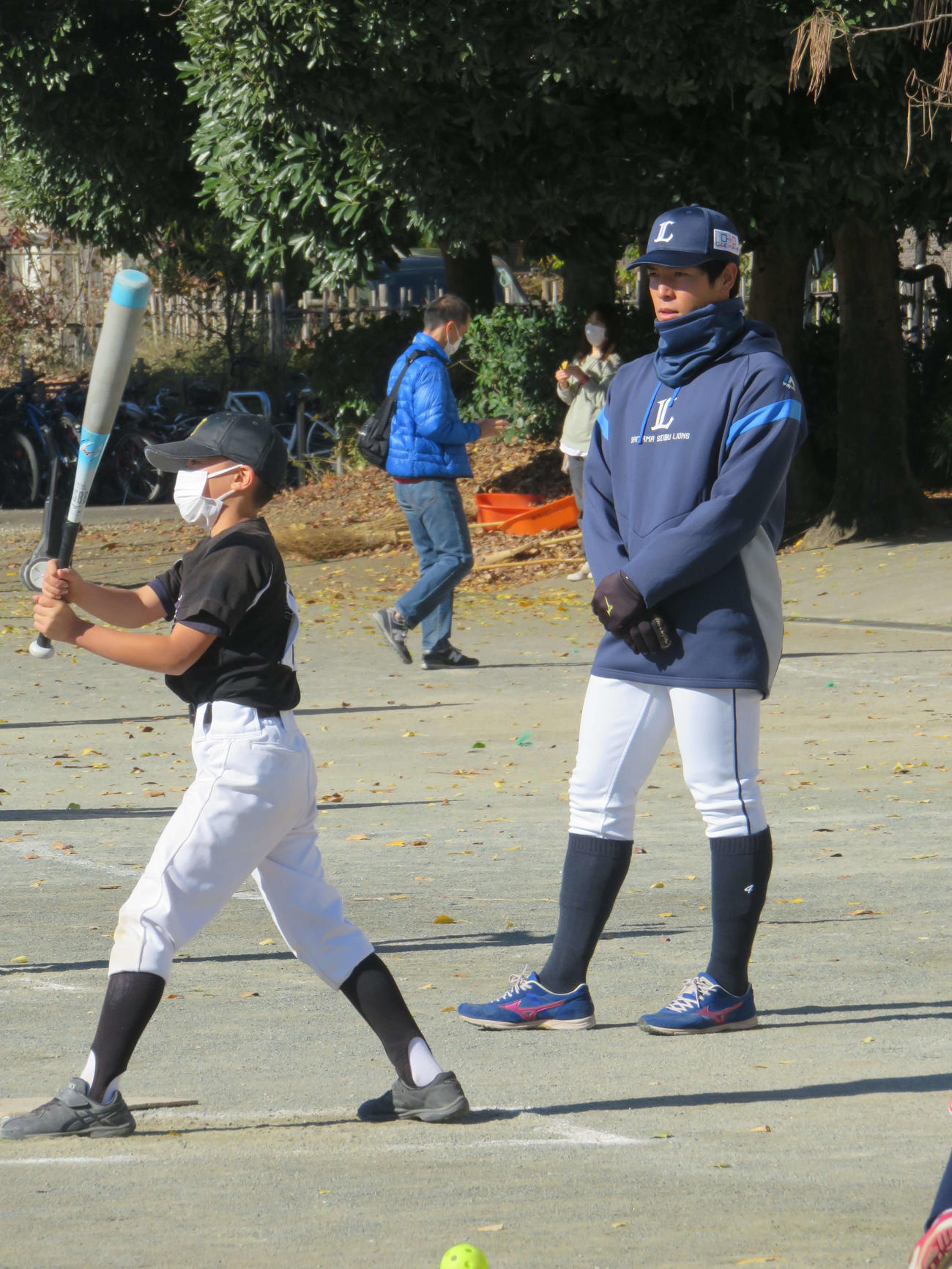 子どもたちの打撃練習を見守る西武山野辺