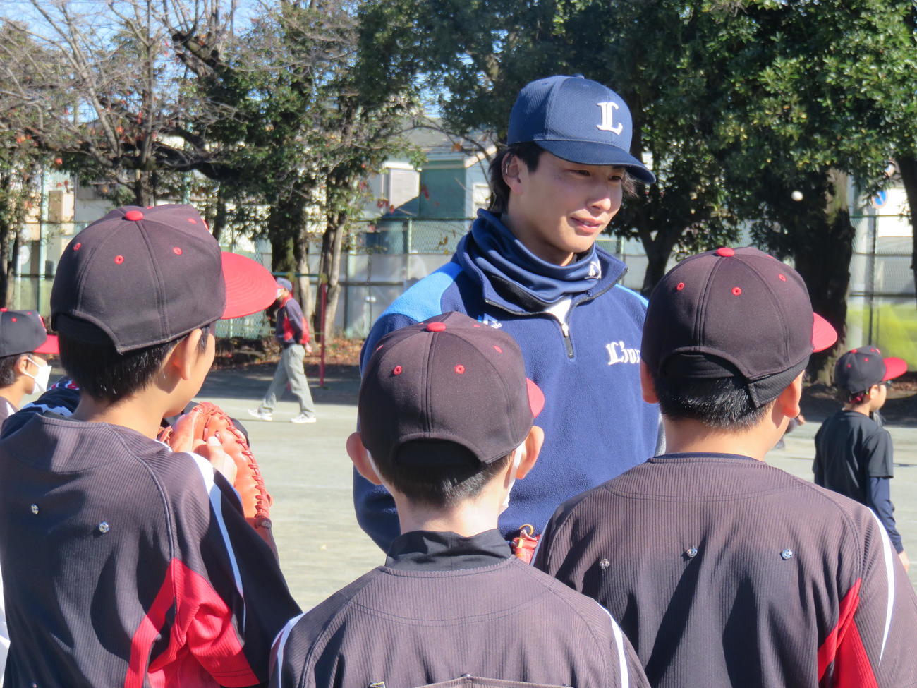 子どもたちと談笑する西武森脇