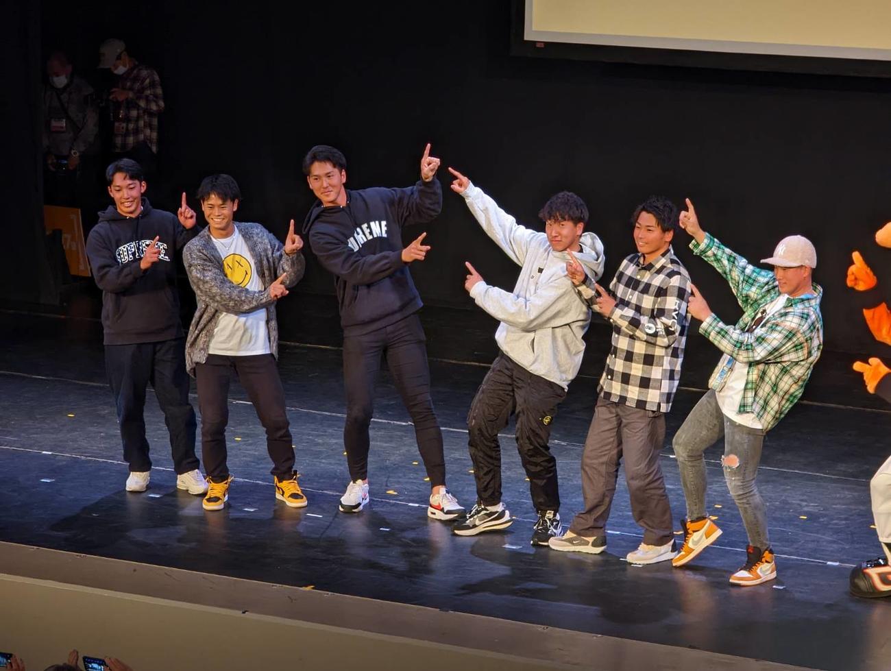 イベントで私服を披露した巨人の左から赤星、中山、秋広、大勢、喜多、増田陸（撮影・三須一紀）
