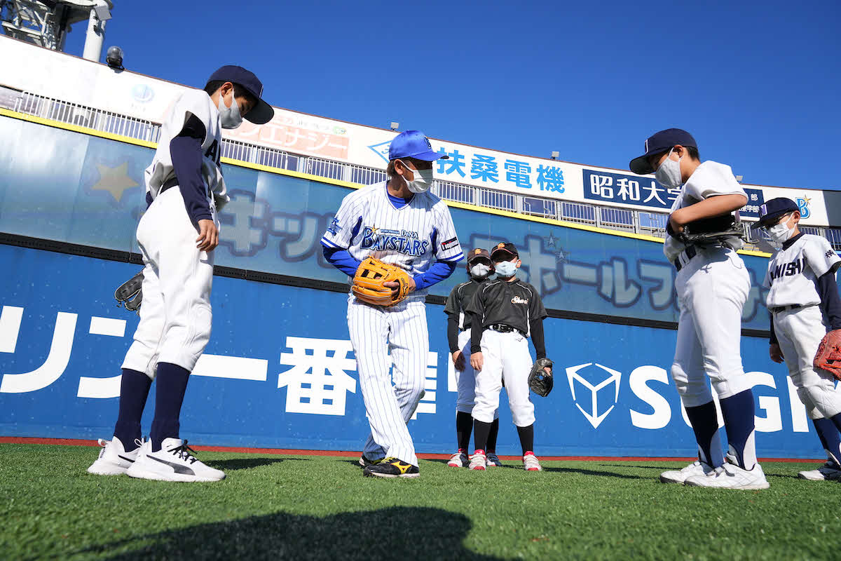 子どもたちに守備を指導するDeNA藤田（球団提供）