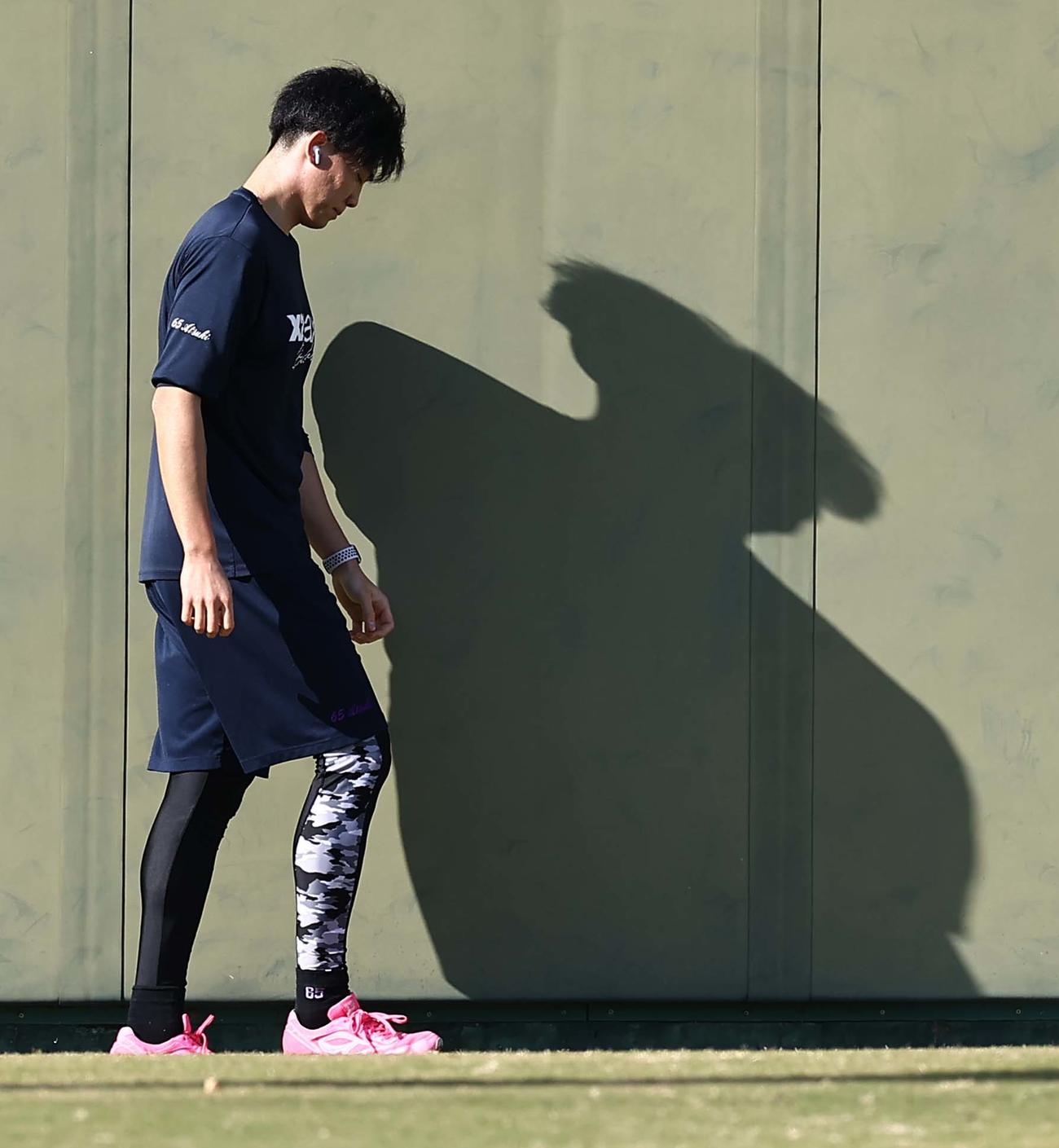 ランニングをして汗を流す湯浅はフェンス際で息を整える（撮影・上田博志）