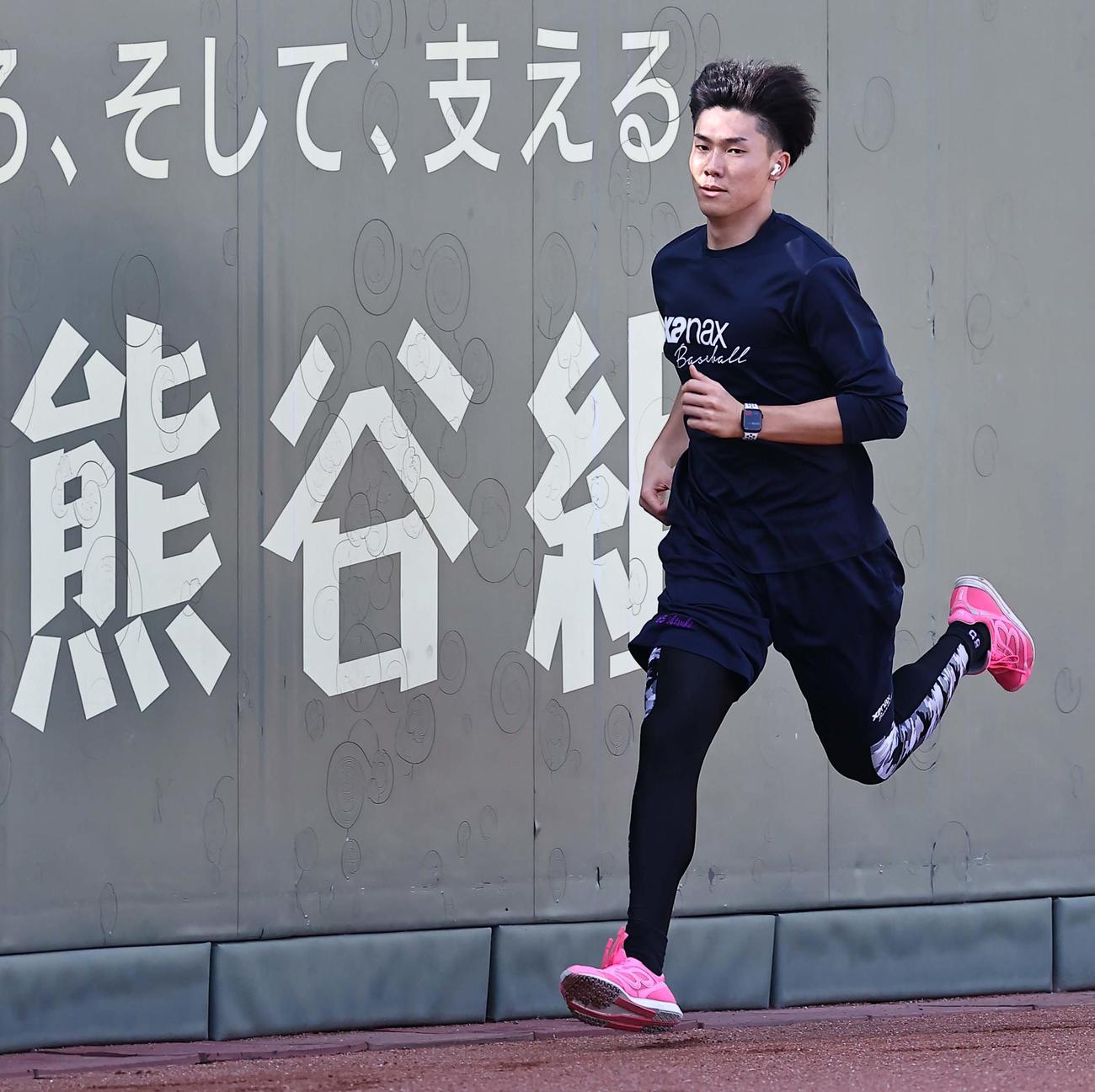 ランニングをして汗を流す湯浅（撮影・上田博志）
