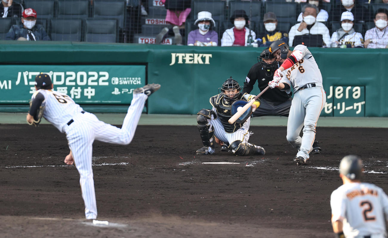 4月16日、巨人坂本から三振を奪う阪神湯浅