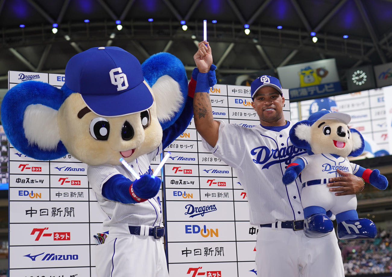 ヒーローインタビューを終えドアラ（左）とポーズを決めるビシエド（2022年8月撮影）