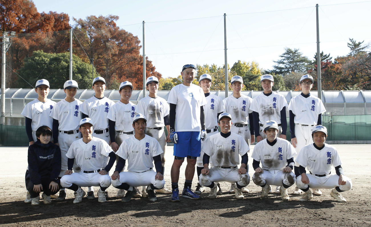 指導を終え、都立新宿の部員たちと記念撮影をするイチロー氏（代表撮影）