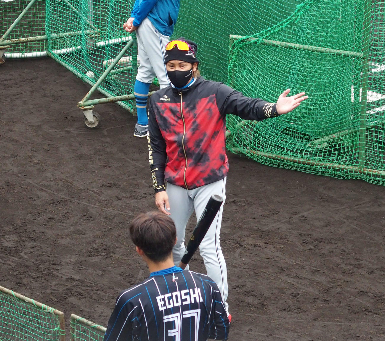 日本ハム江越（手前）に打撃指導する新庄監督（2022年11月15日撮影）