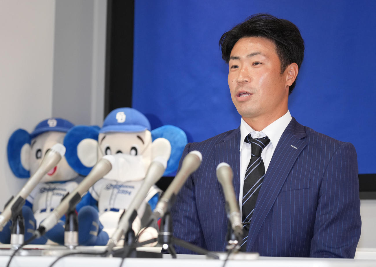 中日ドラゴンズの来季から2軍内野守備走塁コーチ契約を結び会見する森越（撮影・森本幸一）