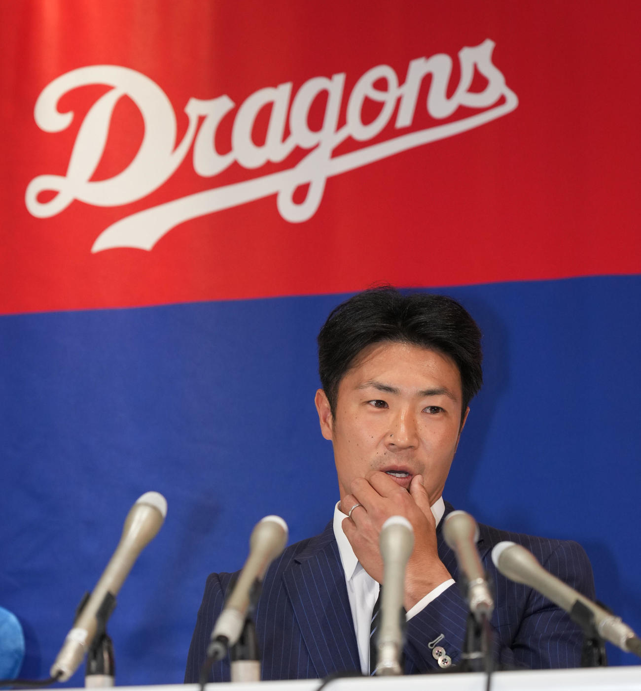 中日ドラゴンズの来季から2軍内野守備走塁コーチ契約を結び会見する森越（撮影・森本幸一）