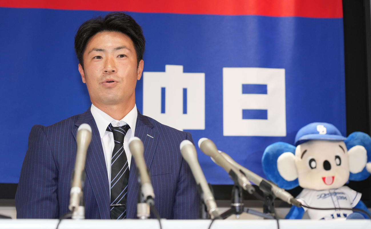 中日ドラゴンズの来季から2軍内野守備走塁コーチ契約を結び会見する森越（撮影・森本幸一）