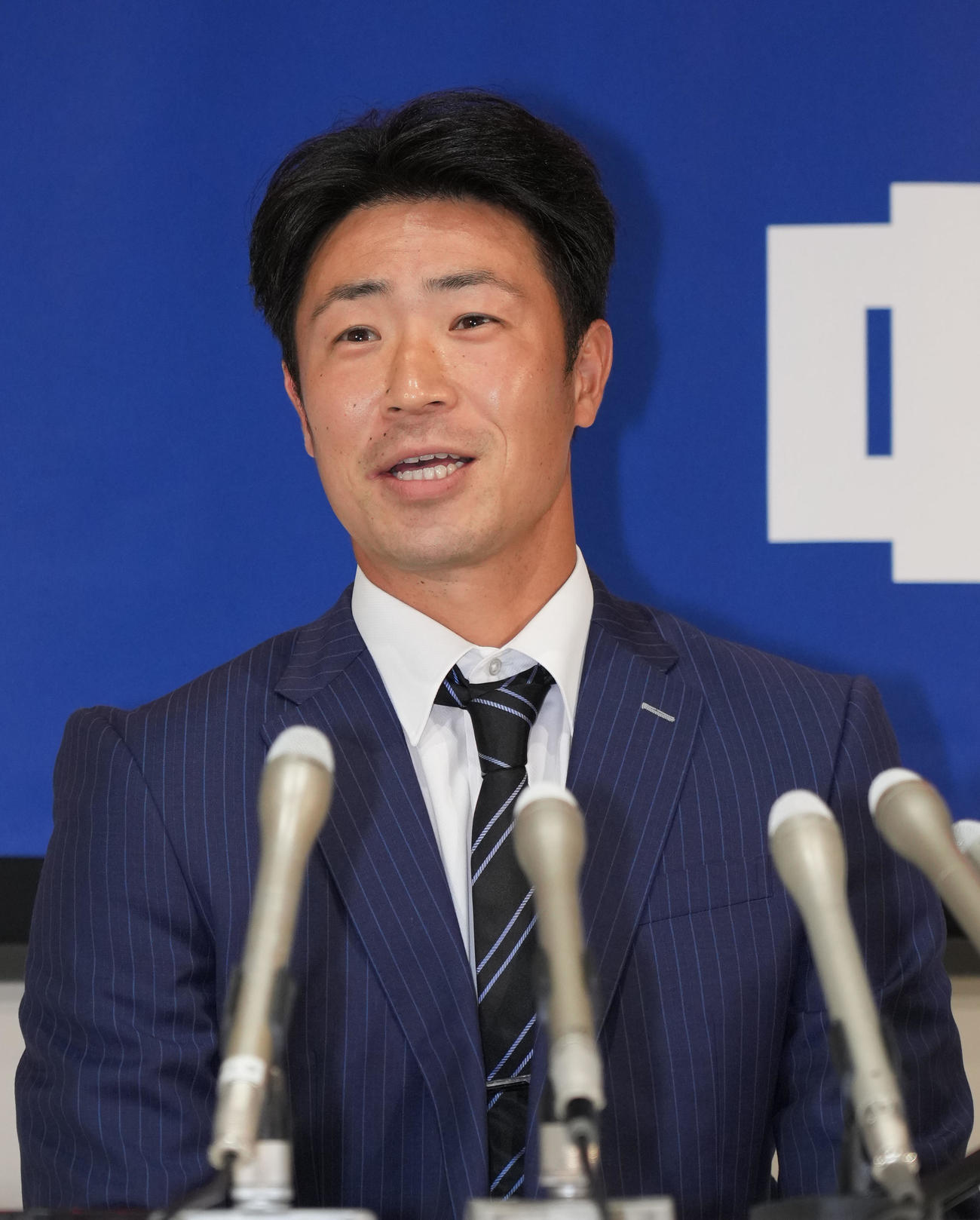 中日ドラゴンズの来季から2軍内野守備走塁コーチ契約を結び会見する森越（撮影・森本幸一）