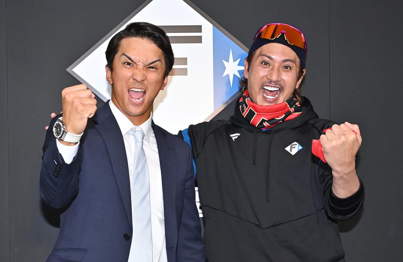 11月3日、入団会見に臨んだ日本ハム山田遥楓（左）と同席した新庄剛志監督