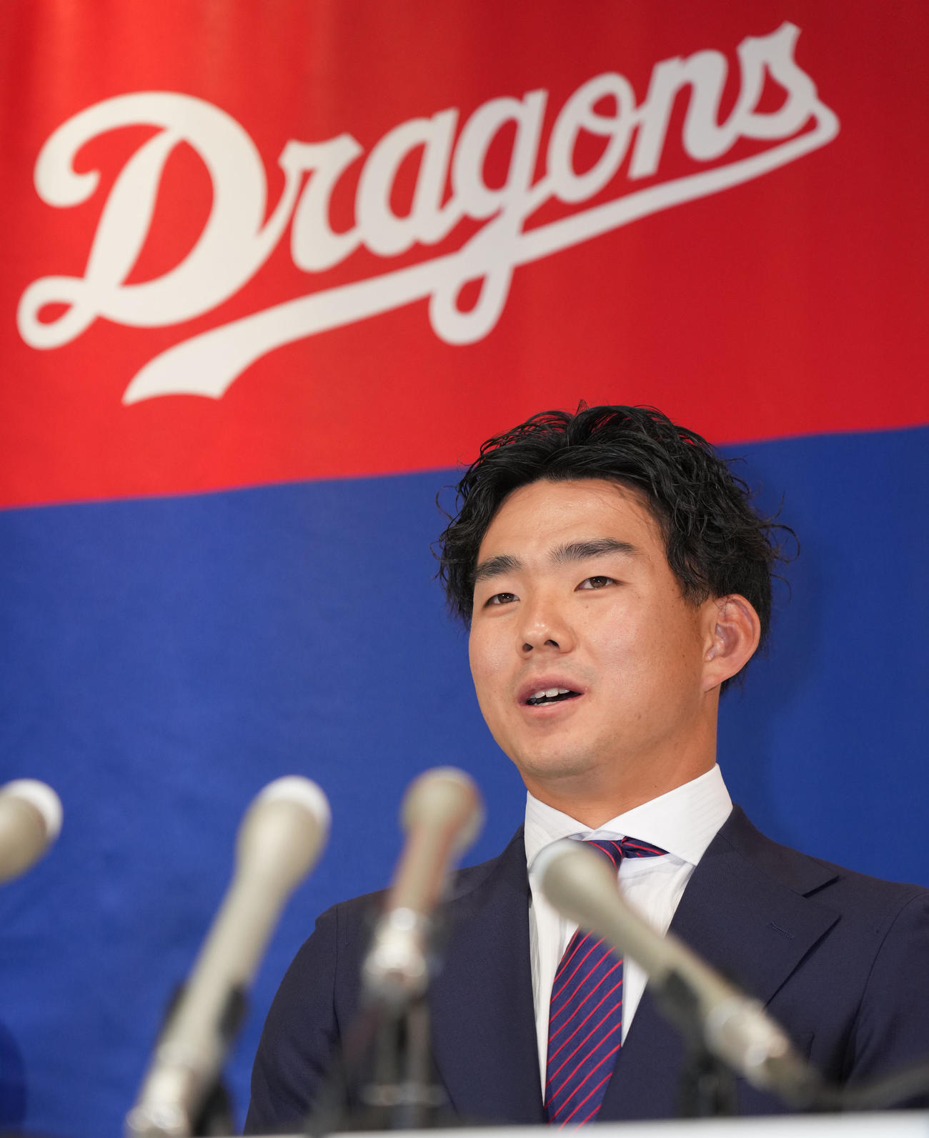 契約更改を終え会見する小笠原（撮影・森本幸一）