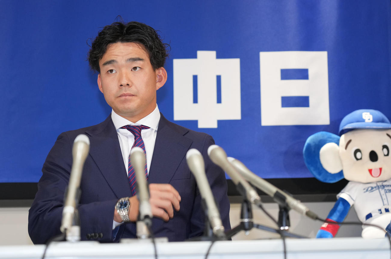 契約更改を終え会見する小笠原（撮影・森本幸一）