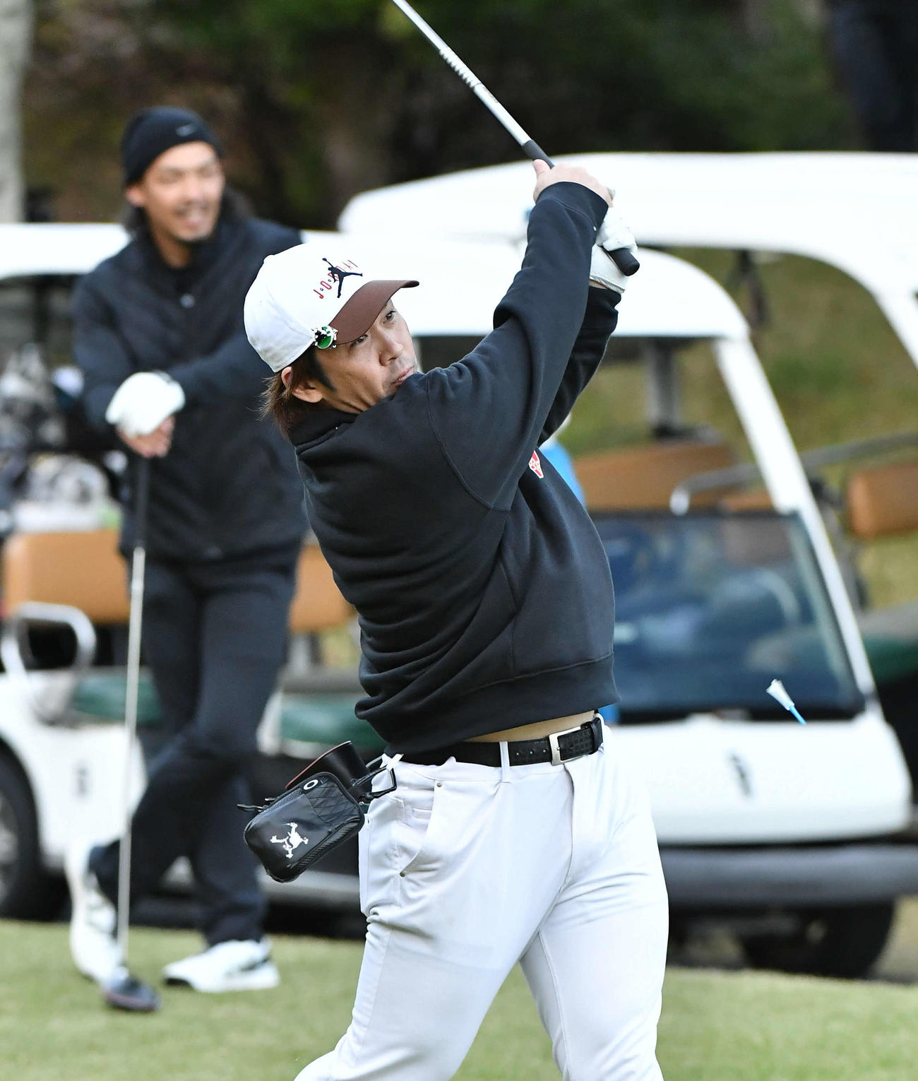 1番、ティーショットを放つ甲斐（撮影・岩下翔太）