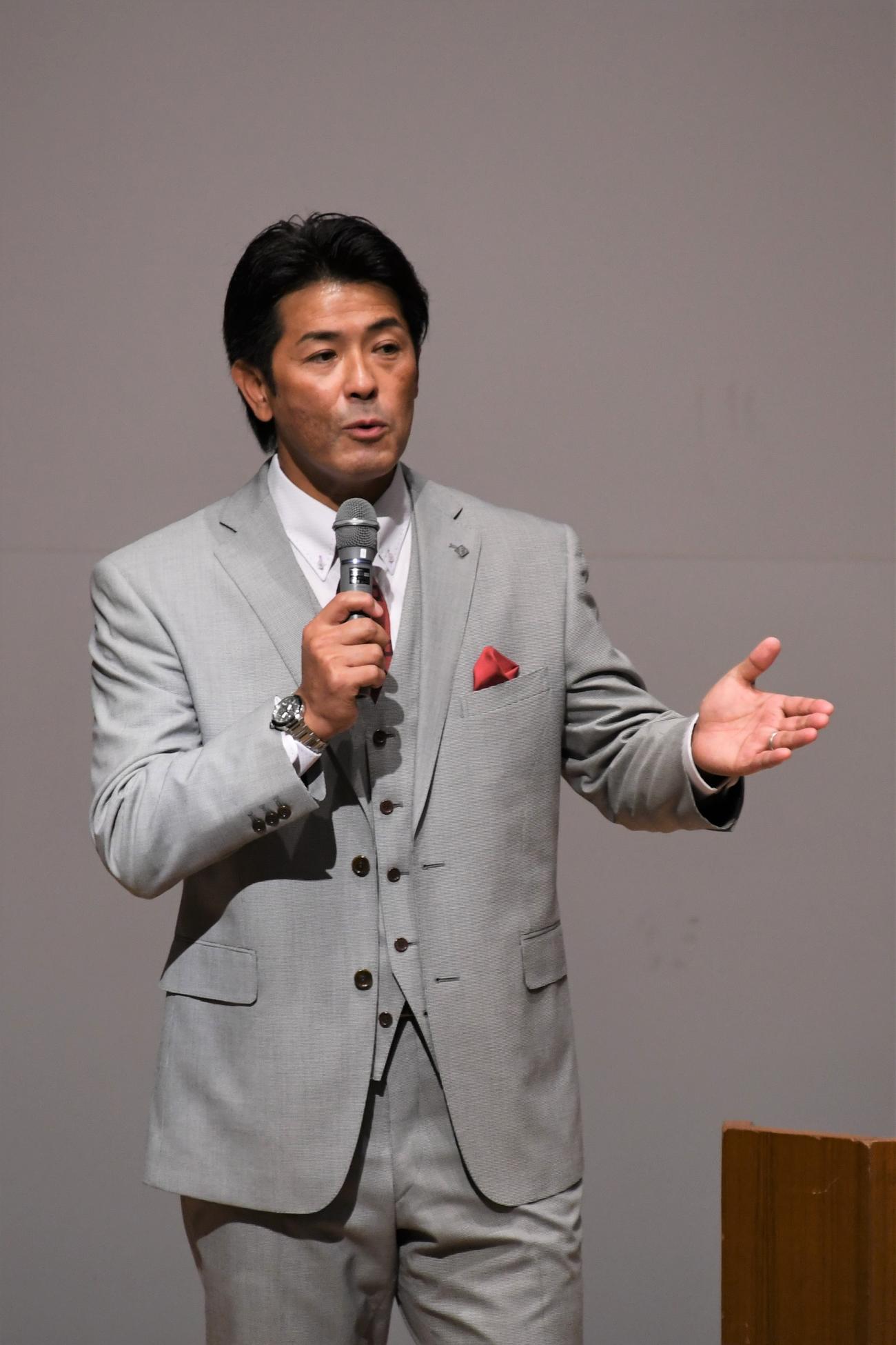 鵡川高校の生徒らに講演する日本ハム稲葉GM（撮影・石井翔太）