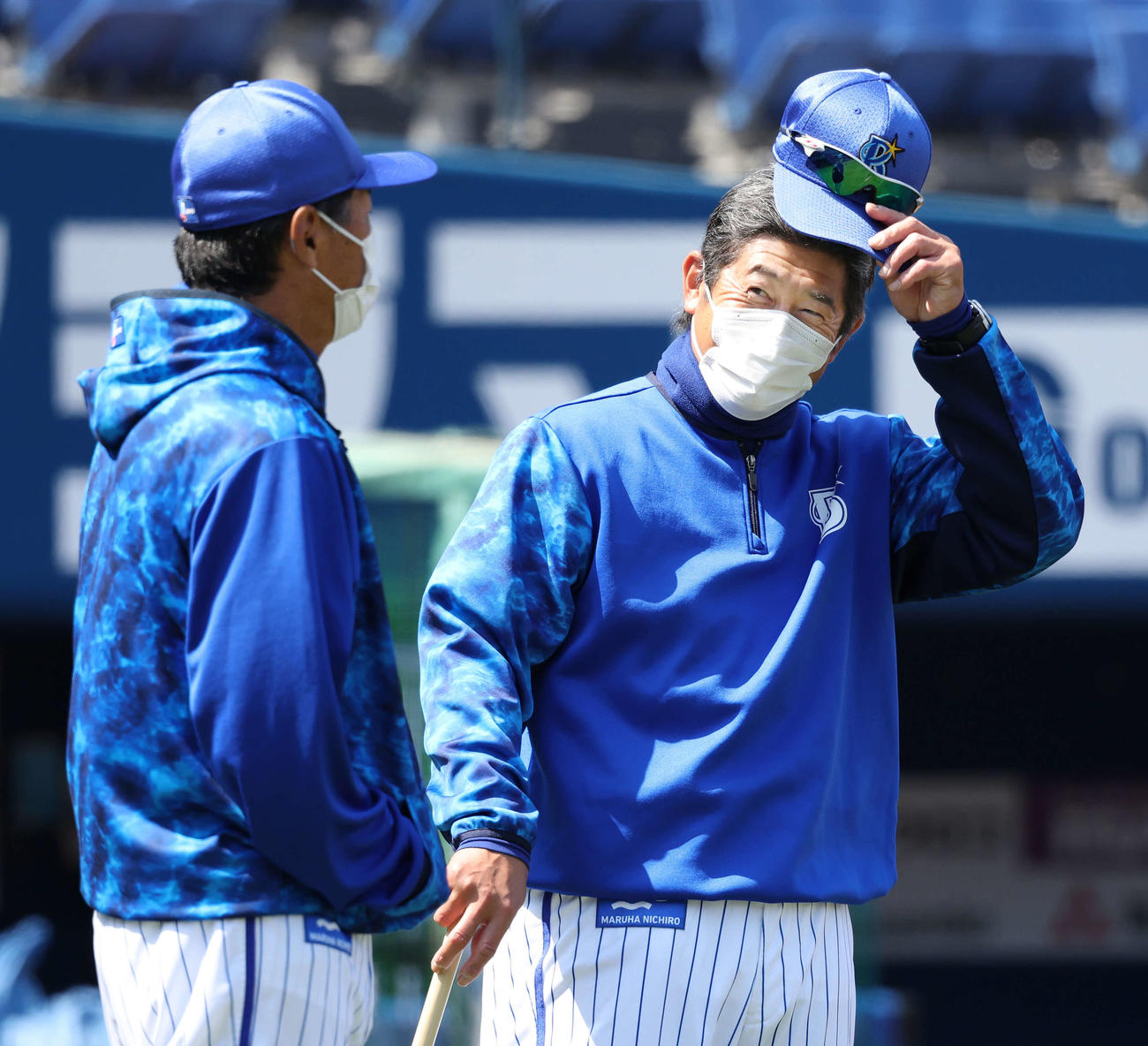 練習前に青山コーチと話すDeNA石井コーチ（撮影・丹羽敏通）