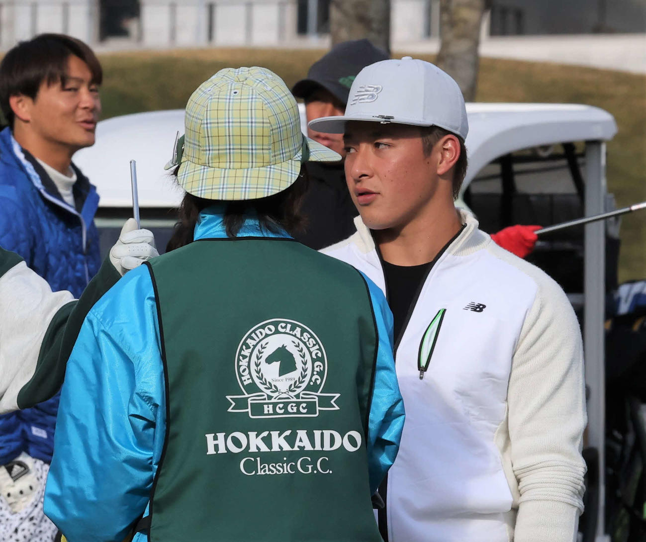 1番、ティーショットを放った後、クラブヘッドがとれたシャフトを見つめる日本ハム吉田（撮影・黒川智章）