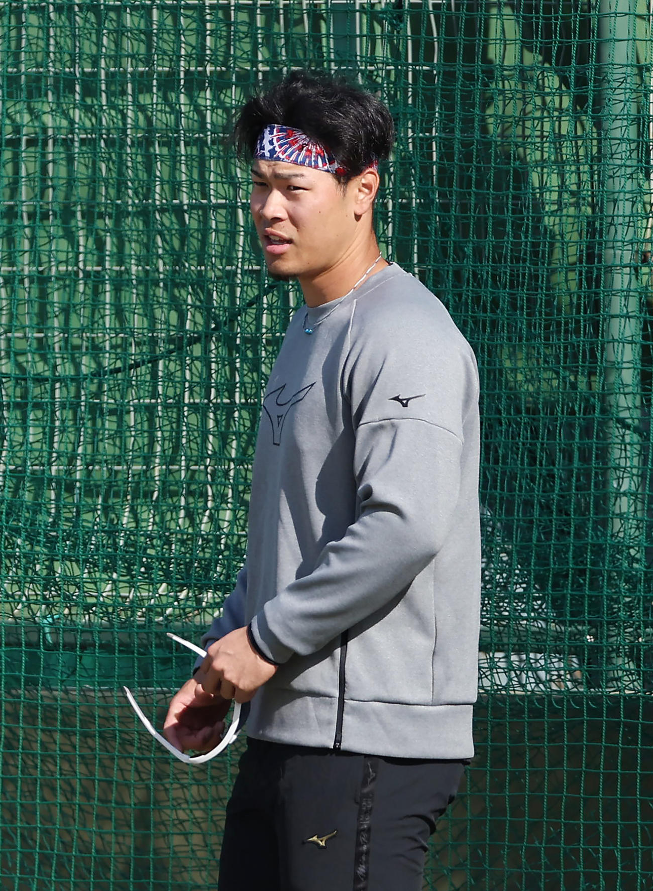 鳴尾浜球場で自主トレに臨む阪神佐藤輝（撮影・前田充）