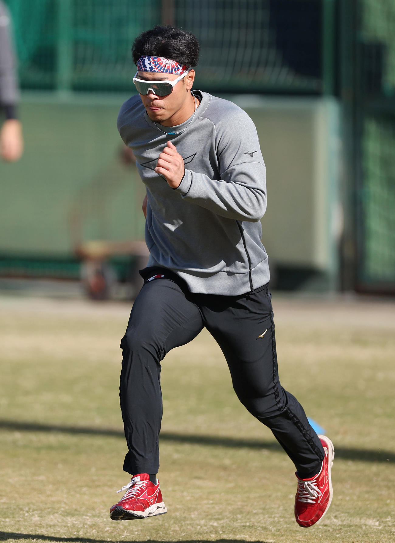 ダッシュを繰り返す阪神佐藤輝（撮影・前田充）