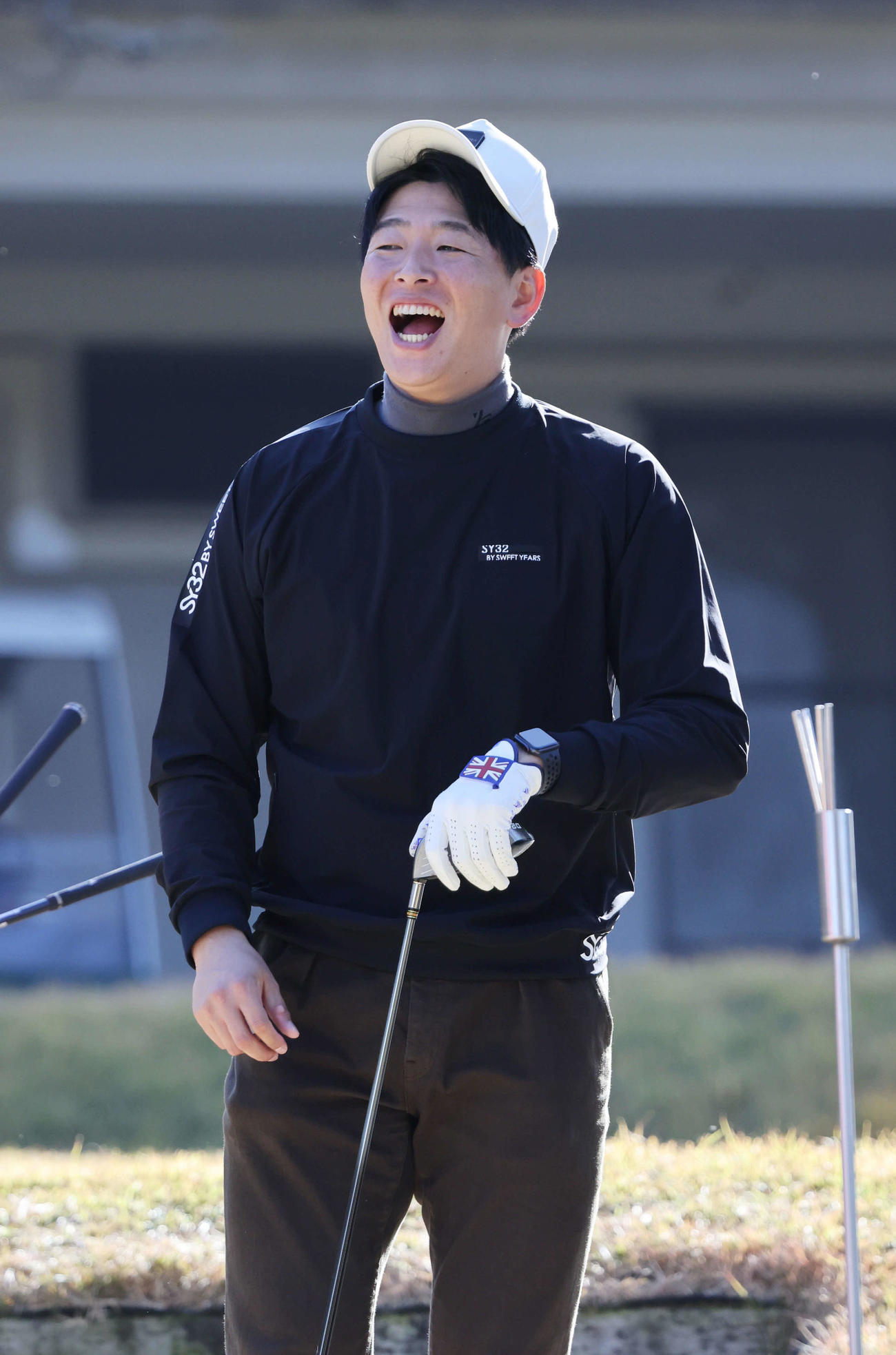 広島選手会ゴルフでプレーの合間に笑顔をみせる選手会長の大瀬良（撮影・加藤孝規）