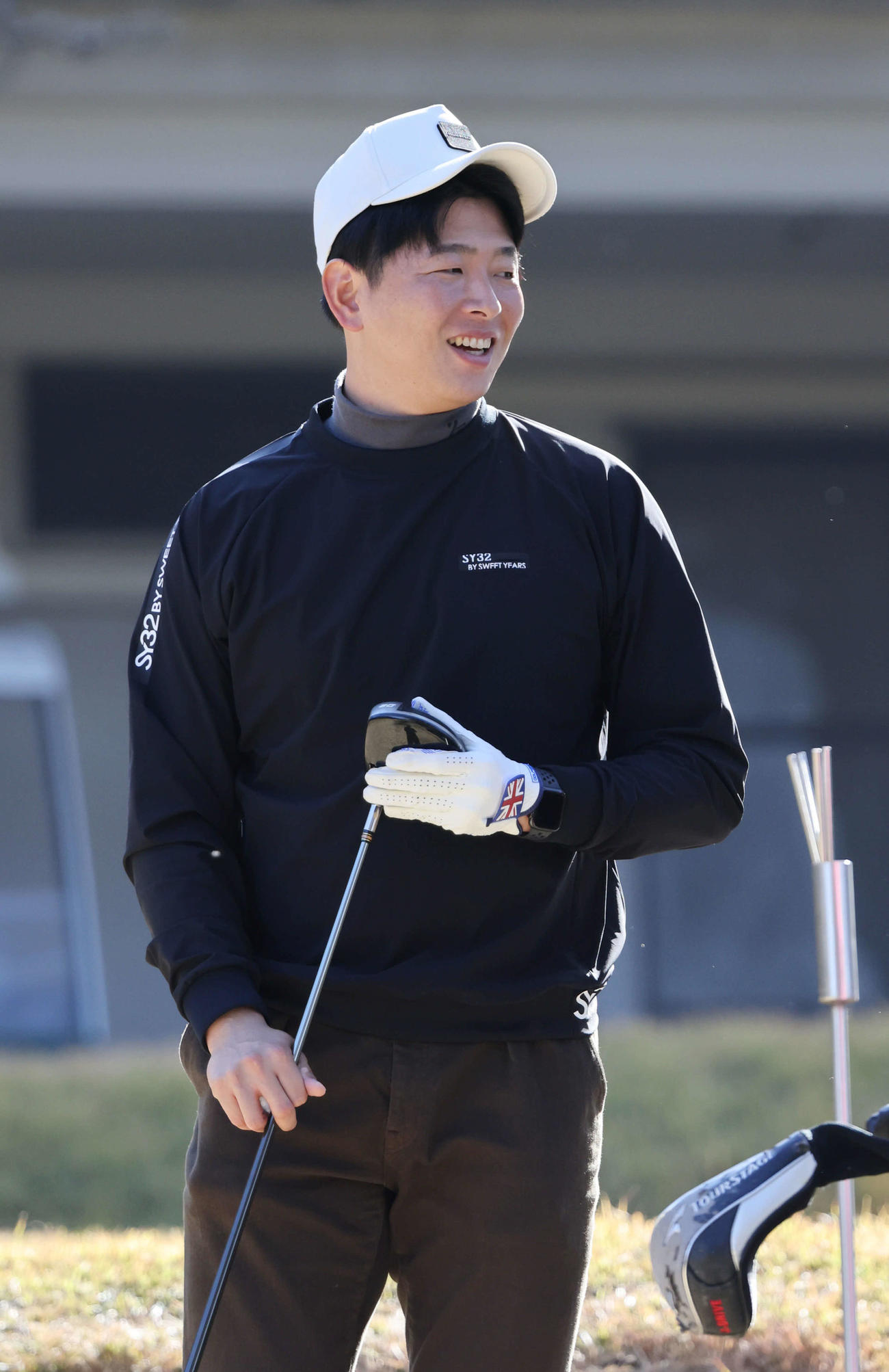 広島選手会ゴルフ　プレーの合間に笑顔をみせる選手会長の大瀬良（撮影・加藤孝規）