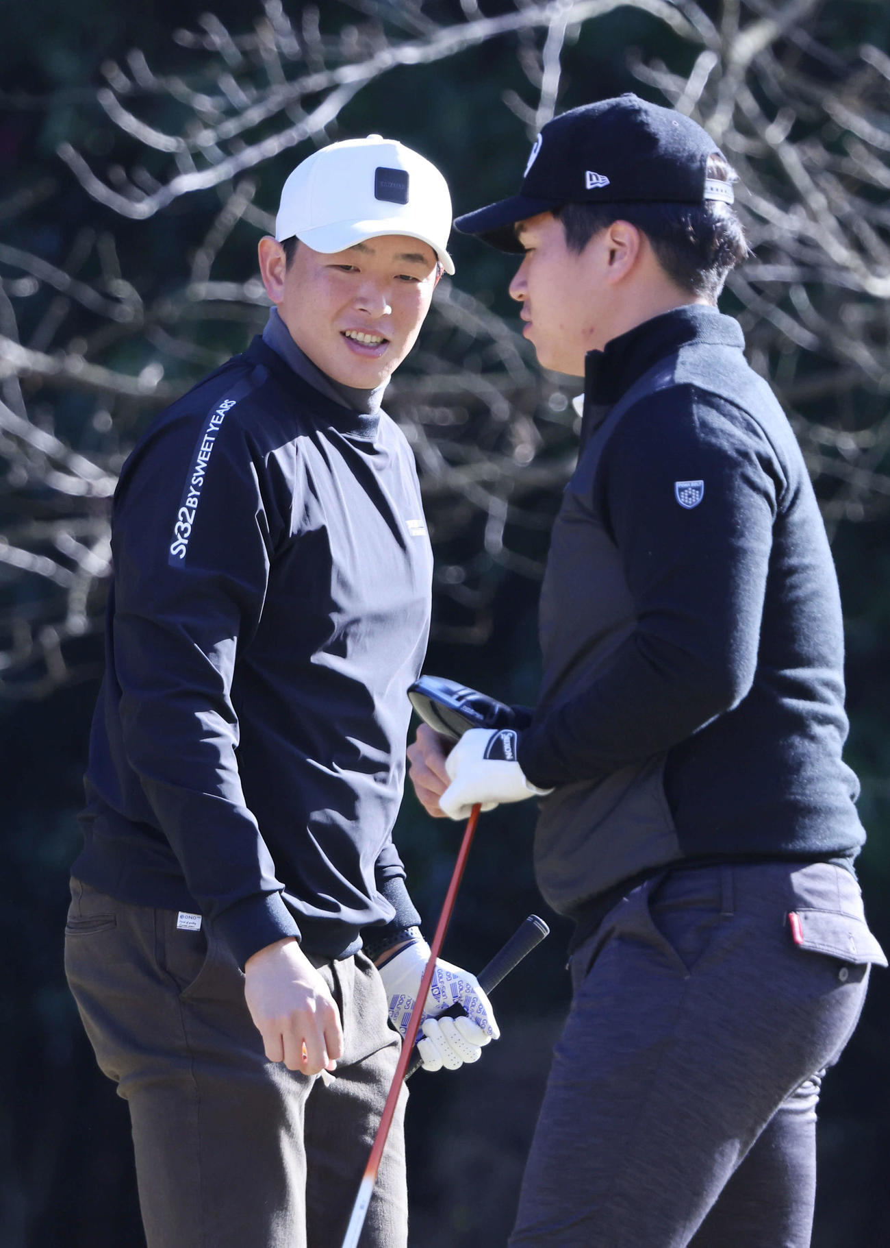 広島選手会ゴルフ　選手会長の大瀬良。右は矢崎（撮影・加藤孝規）