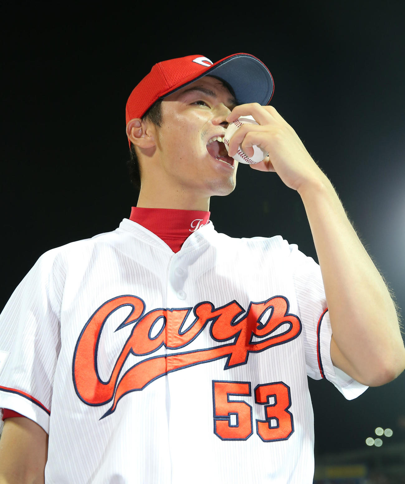 2014年7月16日、プロ入り初勝利を飾った戸田は勝利球にがぶり