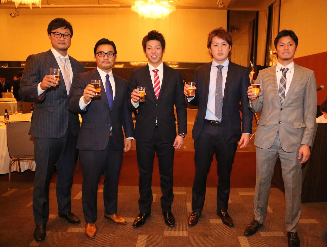 2014年12月、神戸須磨クラブ30周年記念式典で乾杯するマック鈴木、武内晋一、野間峻祥、飯田優也、戸田隆矢（左から）ら神戸須磨OB