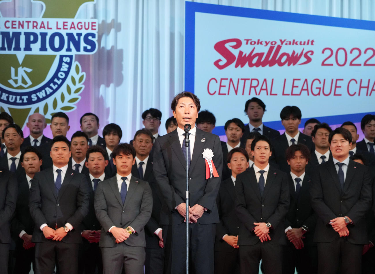 ヤクルト優勝感謝の集いであいさつする選手を背にあいさつする高津監督（中央）（撮影・狩俣裕三）