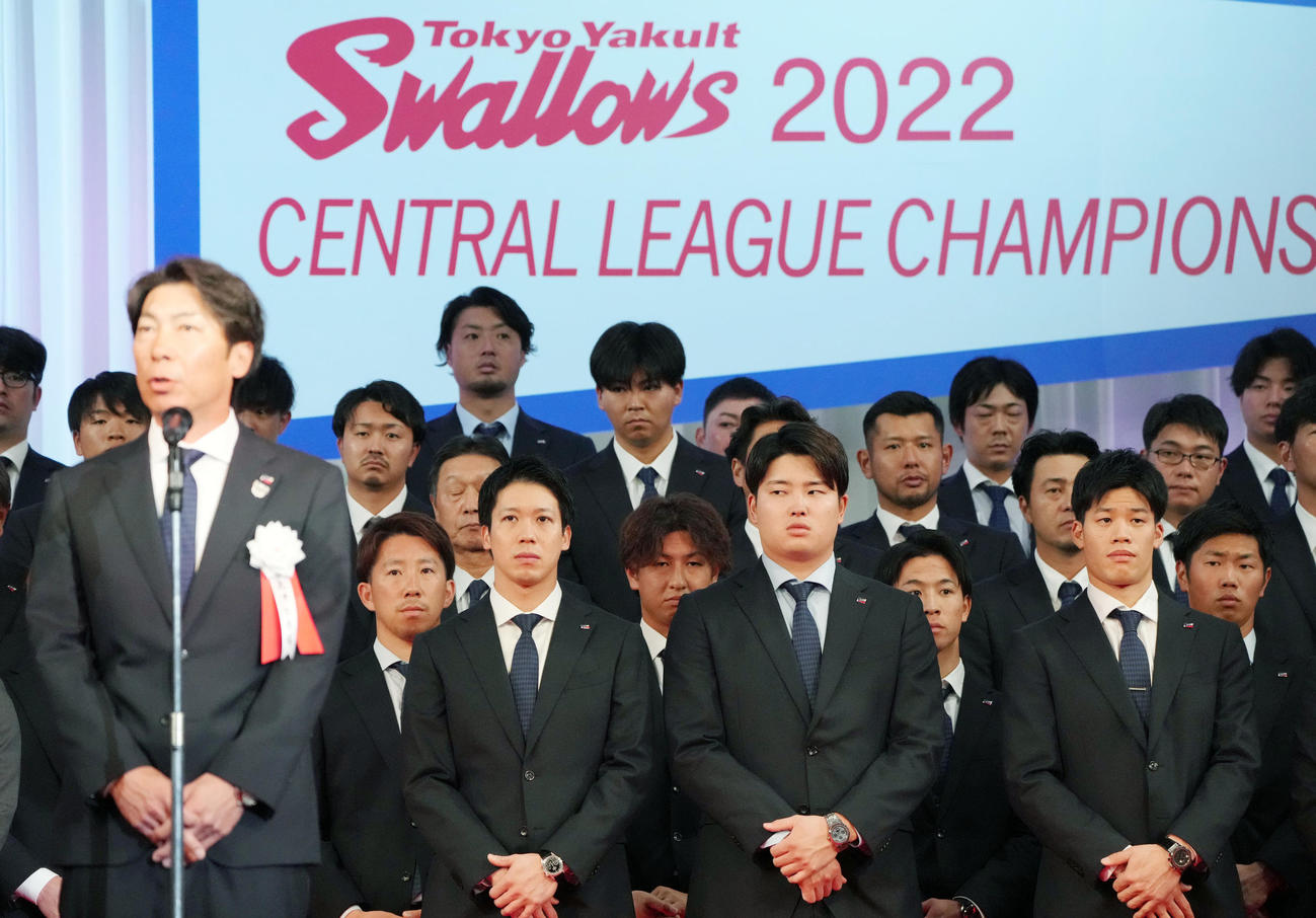 ヤクルト優勝感謝の集いで高津監督（手前）のあいさつを聞く、前列左から山田、村上、塩見（撮影・狩俣裕三）