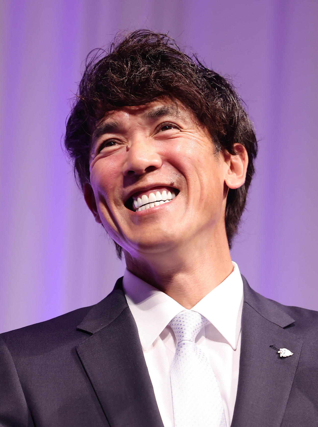 「感謝の集い」に登壇し笑顔を見せる西武松井監督（撮影・足立雅史）