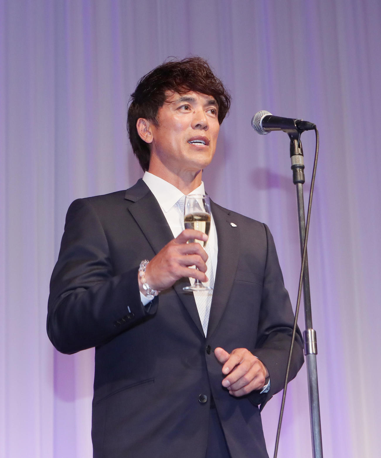 西武「感謝の集い」に登壇し、乾杯する松井監督（撮影・足立雅史）