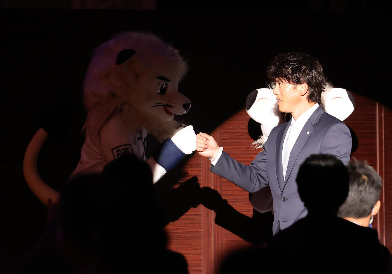 「感謝の集い」に登場し、レオとグータッチを交わす西武松井監督（撮影・足立雅史）