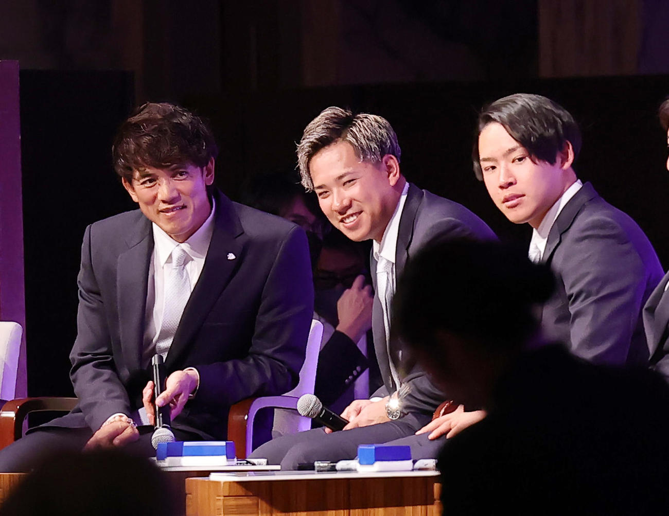 「感謝の集い」のトークショーに登場した西武の、左から松井監督、愛斗、水上（撮影・足立雅史）
