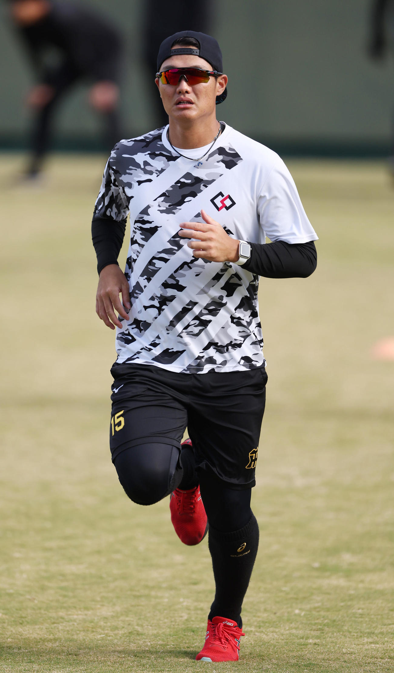 外野で走り込む阪神西純（撮影・前田充）