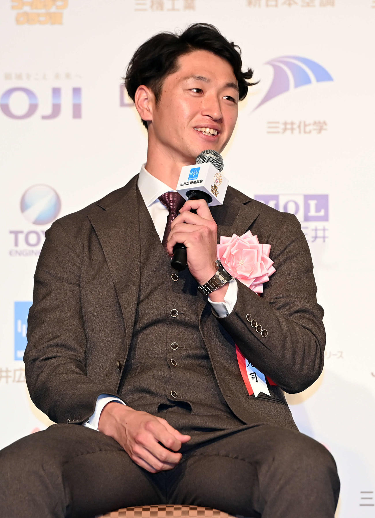 受賞後のインタビューで笑顔を見せる阪神近本（撮影・たえ見朱実）