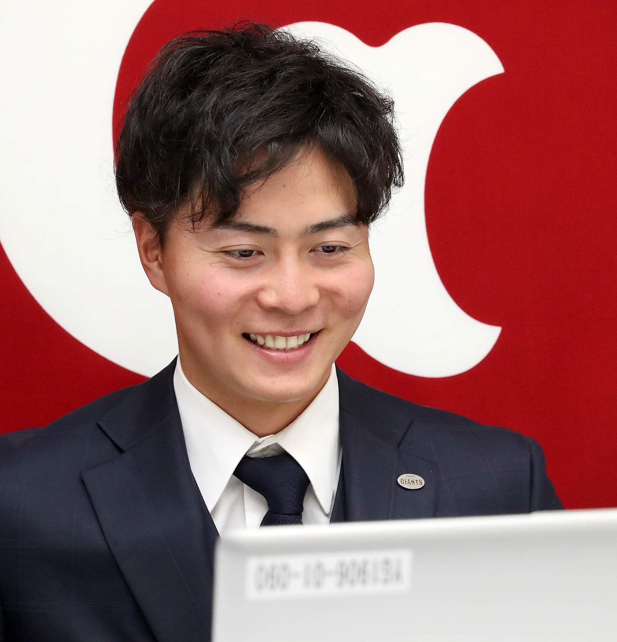 契約更改を行った巨人岡田（球団提供）
