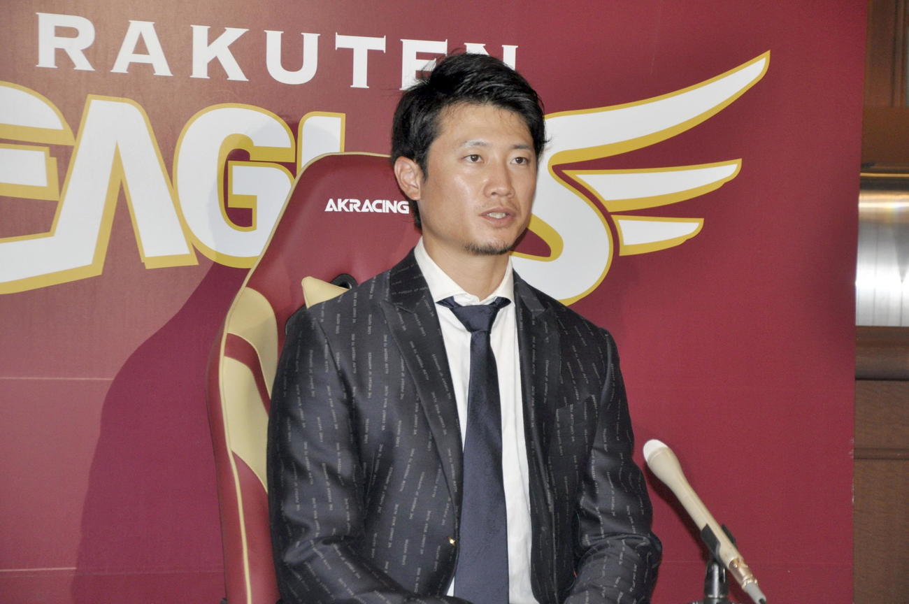 契約更改後に取材対応する楽天西川（代表撮影）