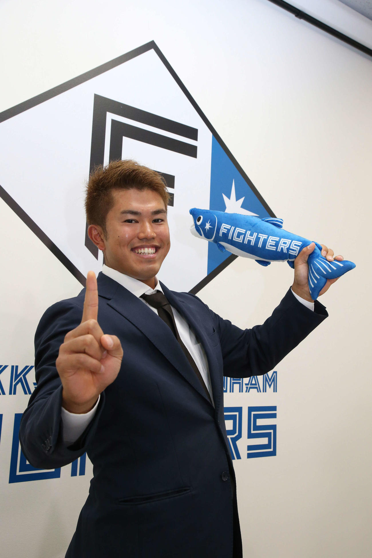 「執念」ポーズで笑顔を見せる日本ハム今川（代表撮影）