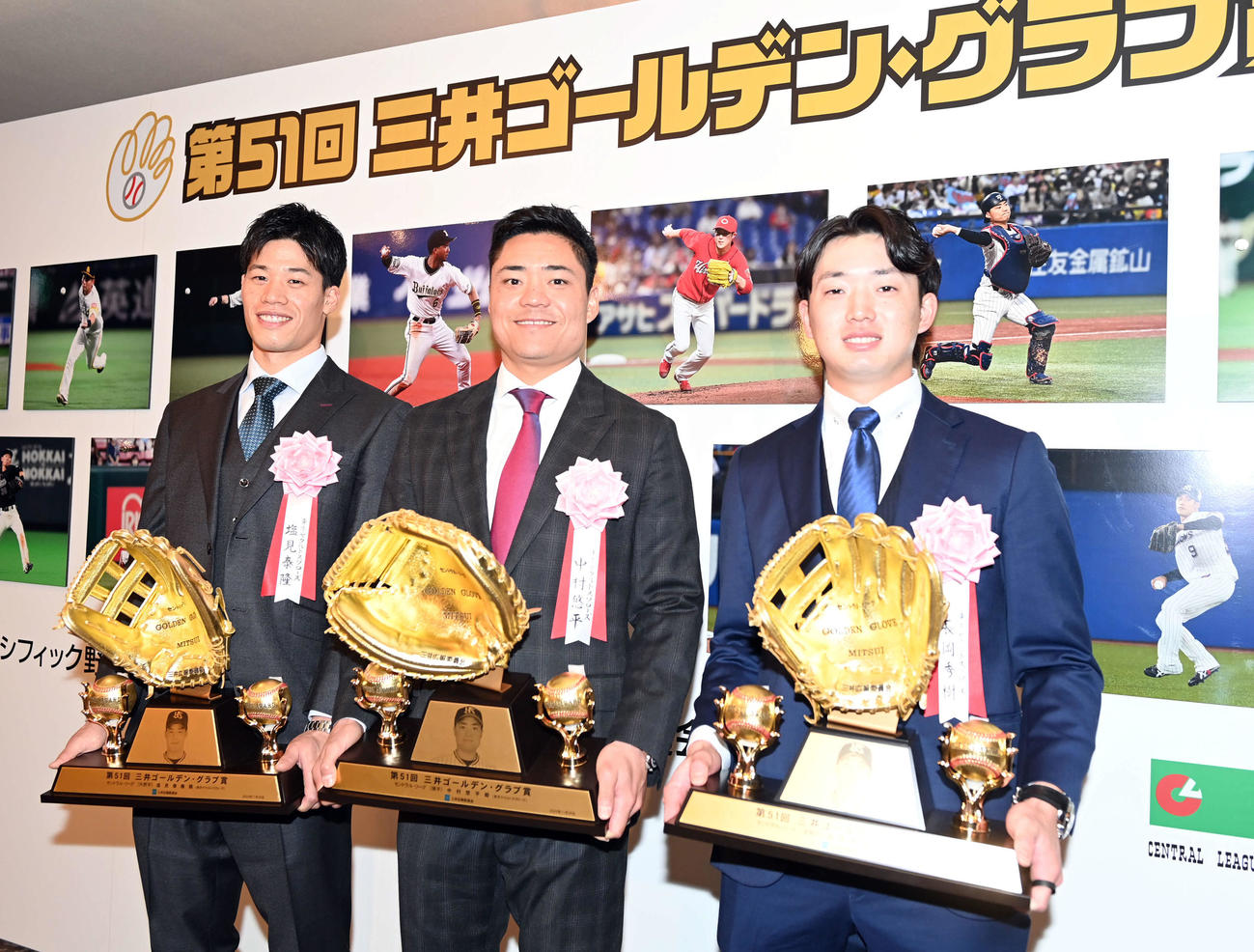 三井ゴールデン・グラブ賞を受賞したヤクルトの3選手。左から塩見、中村、長岡（撮影・たえ見朱実）