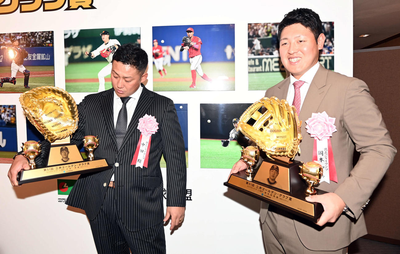 トロフィーを手に笑顔を見せる巨人岡本和。左は中田翔（撮影・たえ見朱実）