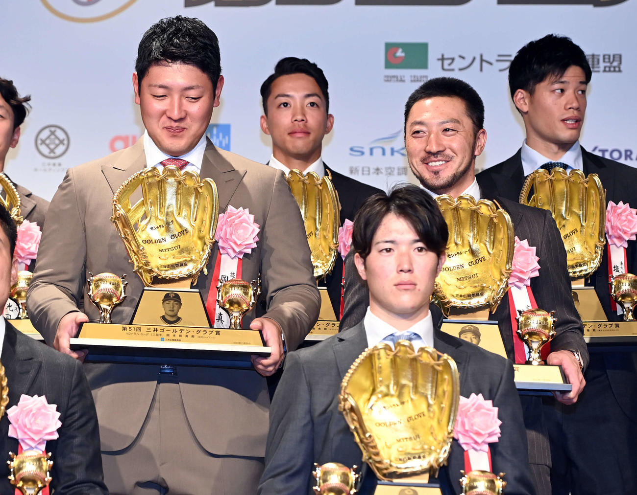 10年連続で三井ゴールデン・グラブ賞を受賞し笑顔を見せる広島菊池涼。左は巨人岡本和（撮影・たえ見朱実）