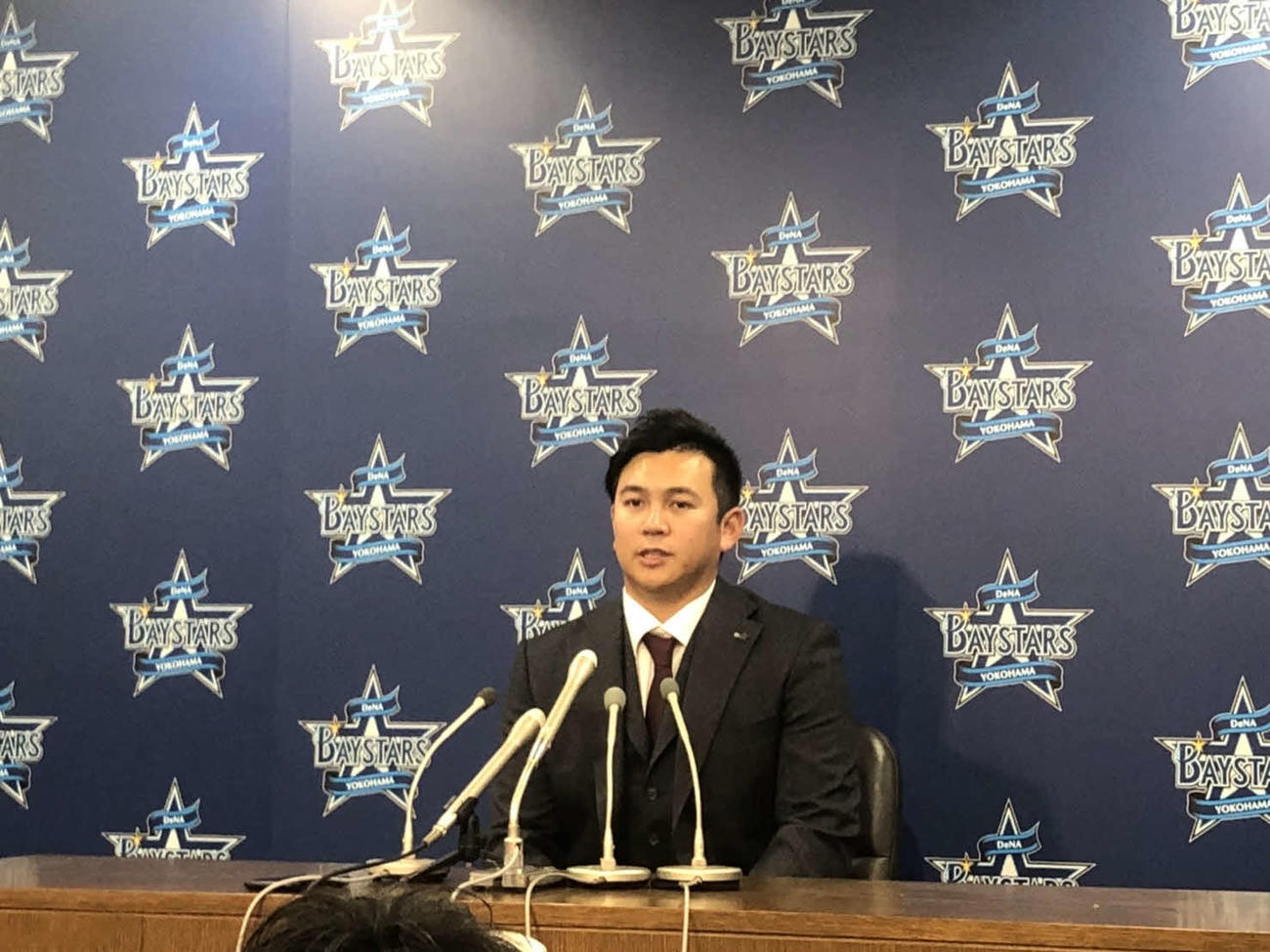 契約更改を終え、会見に臨むDeNA山崎（撮影・久保賢吾）
