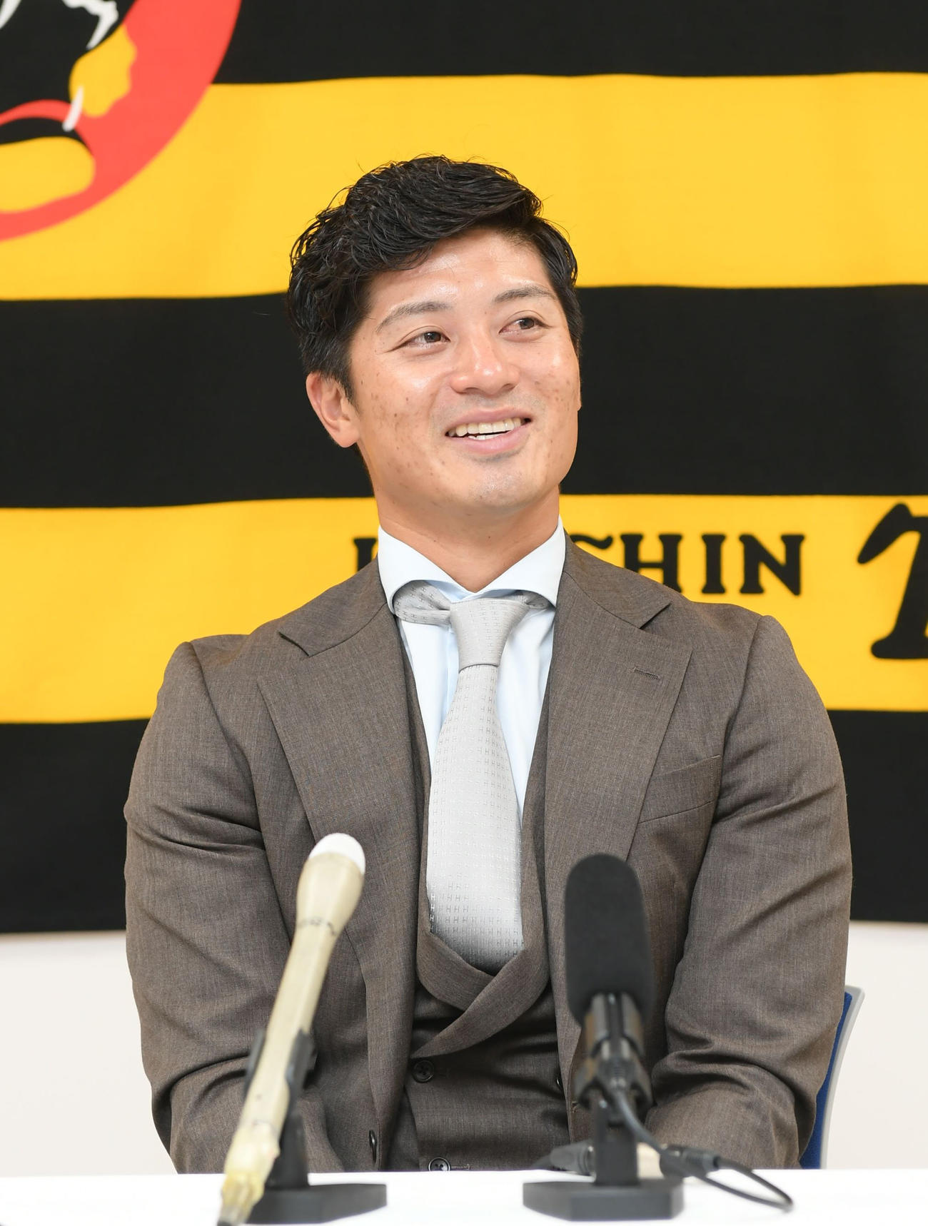契約更改を終え、笑顔で取材に応じる阪神坂本（代表撮影）