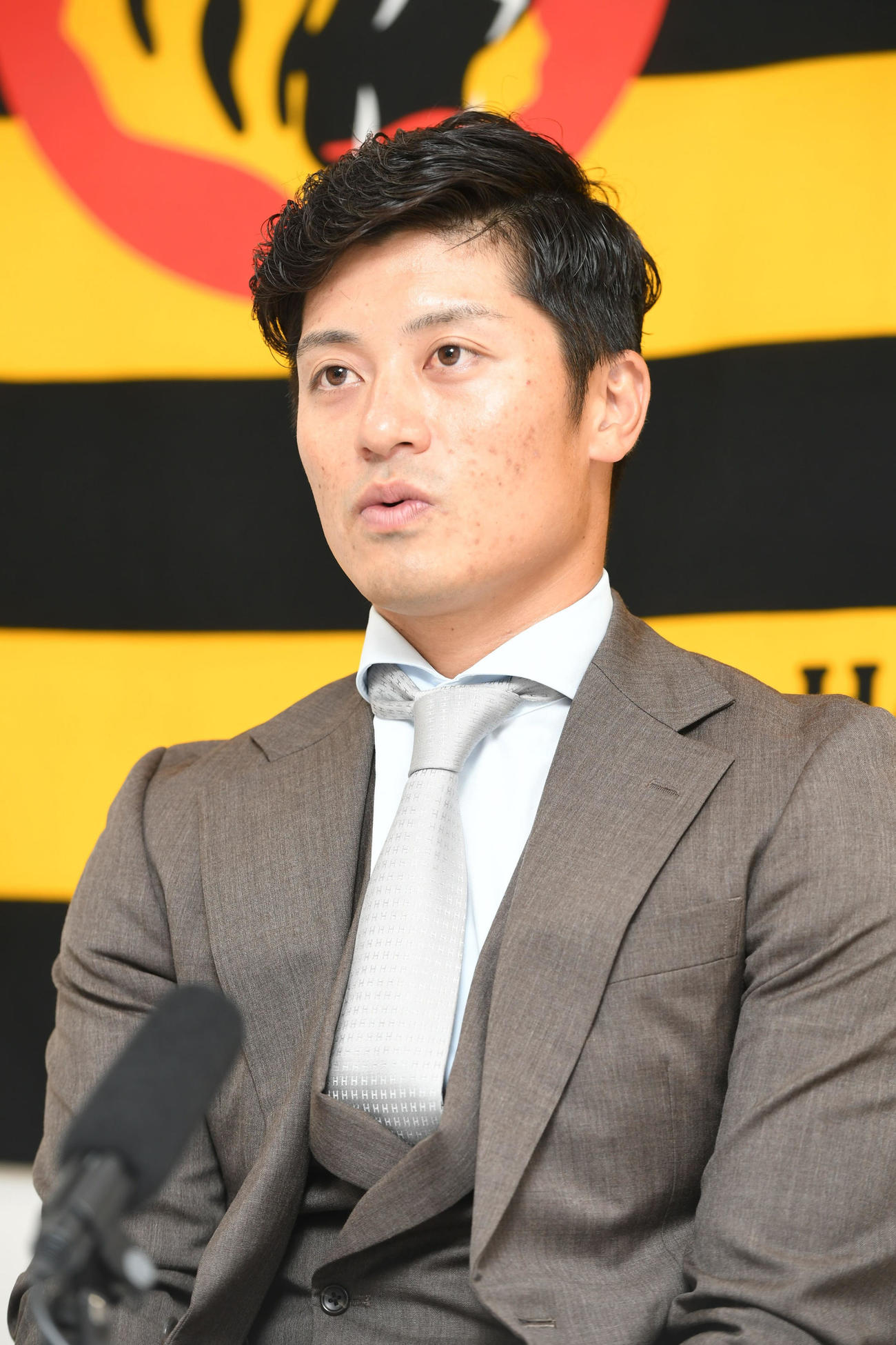 契約更改を終え、取材に応じる阪神坂本（代表撮影）