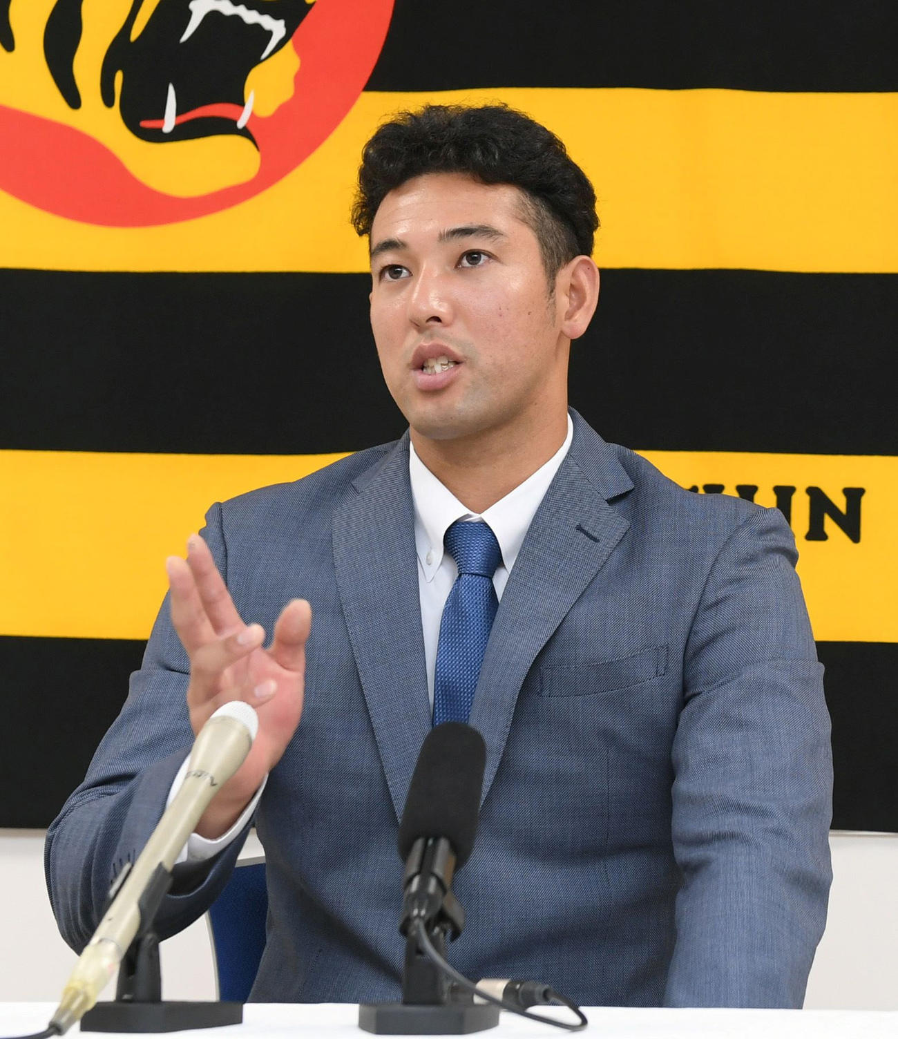 契約更改を終え、取材に応じる阪神加治屋（代表撮影）