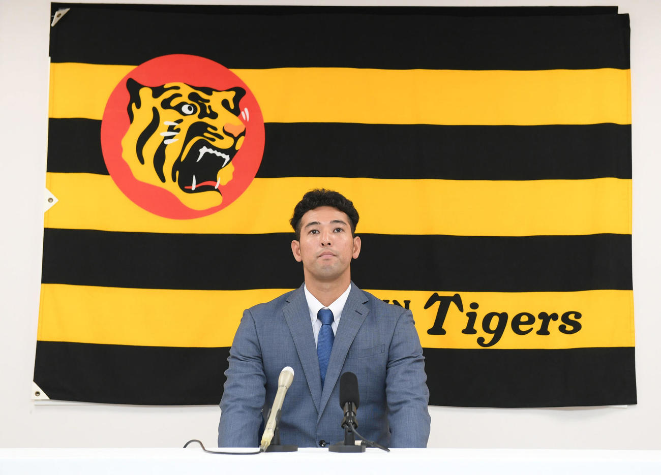 契約更改を終え、取材に応じる阪神加治屋（代表撮影）