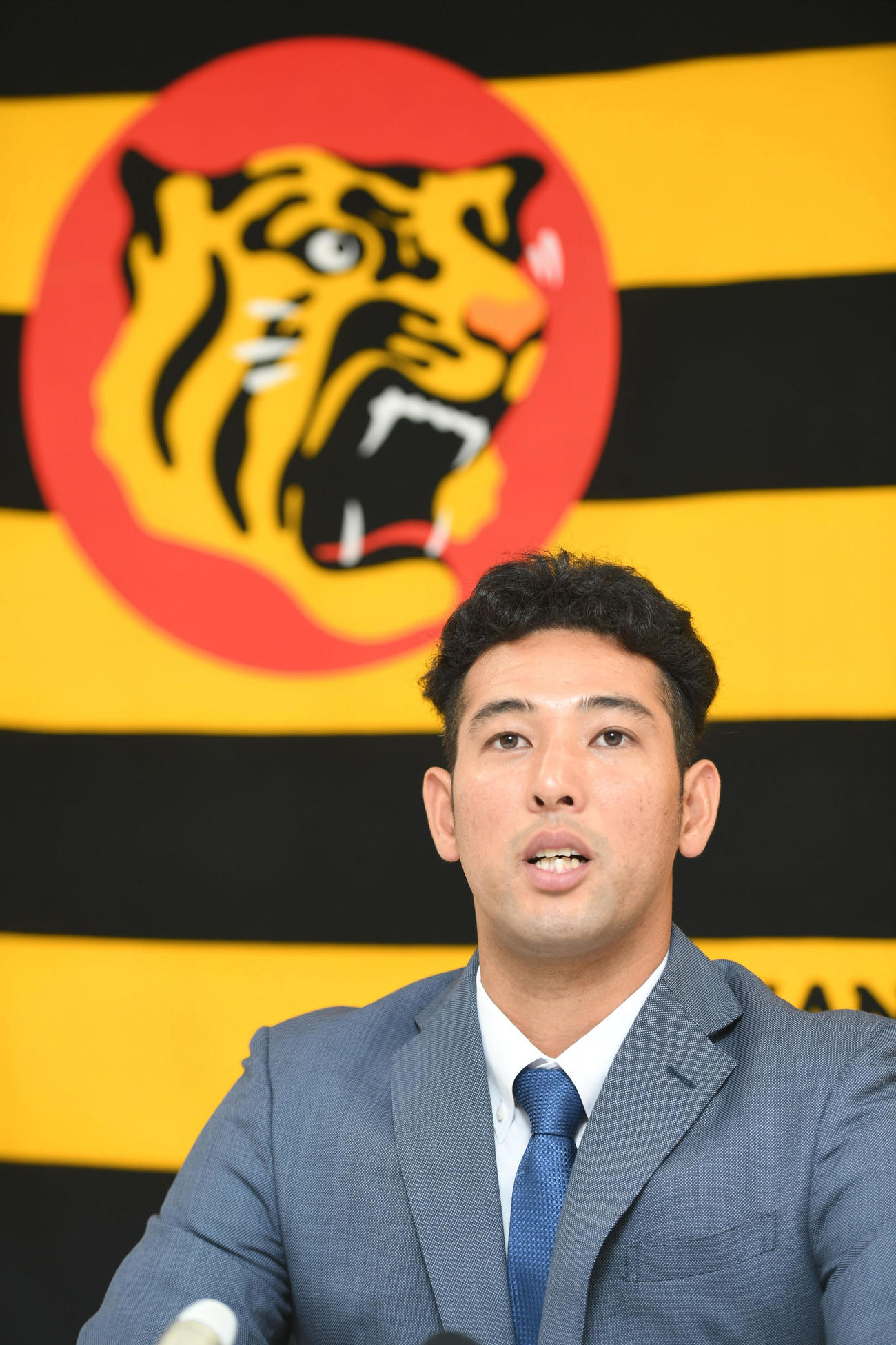 契約更改を終え、取材に応じる阪神加治屋（代表撮影）